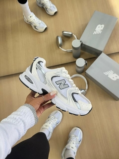 Tênis New Balance Unissex 530 Branco Prata - comprar online