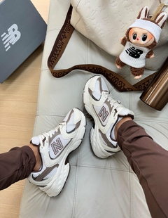Tênis New Balance Unissex 530 Bege Marrom - Mania de Mariah