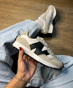 Tênis Casual Feminino em Couro New Balance 327 V1 - Cinza com Preto