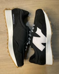 Tênis Casual Feminino em Couro New Balance 327 V1 - Preto com Branco - Mania de Mariah