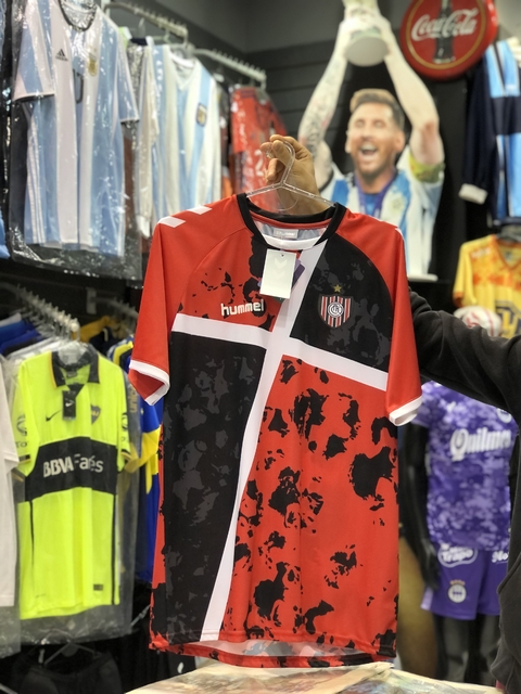Camiseta Chacarita Prematch Hummel 2023