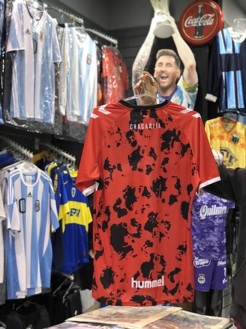 Camiseta Chacarita Prematch Hummel 2023 en internet