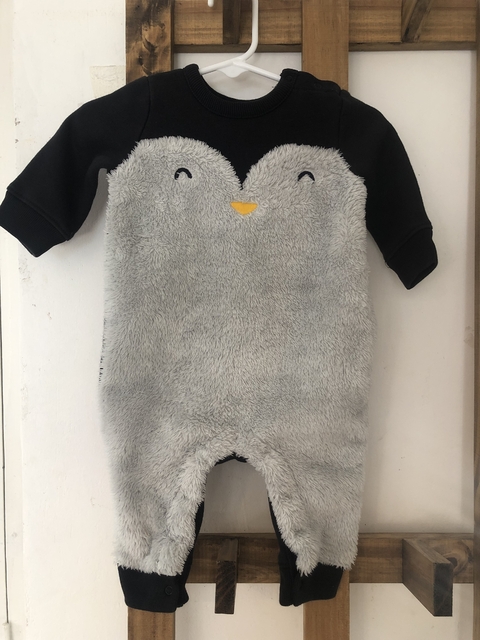 Enterito peludito pingüino. GAP. 3/6 meses. Es abrigado.