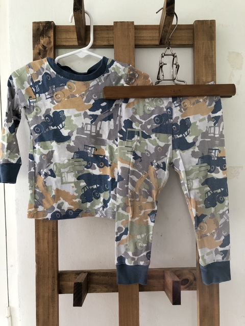Pijama dos piezas azul y gris con tractores. CARTERS. 18 meses.