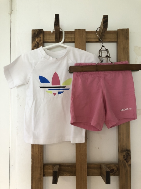 Set- Remera blanca con logo y short rosa. ADIDAS. 12 meses.