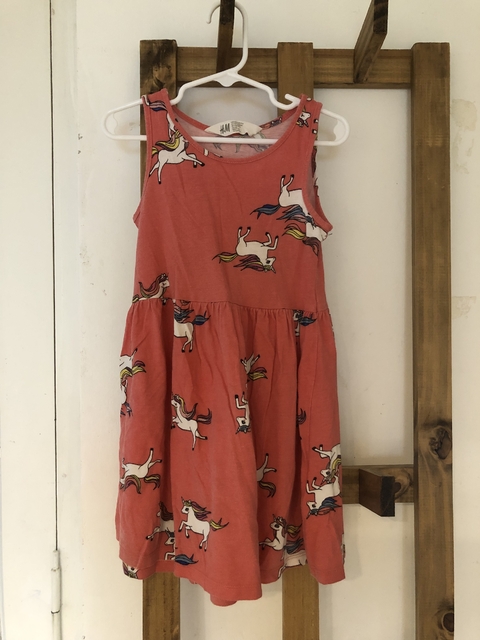5/6A | Outlet- Vestido din mangas coral con unicornios. HYM. 5/6 años.
