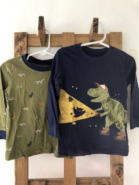 Set- Dos remeras ML verde y azul con dinos. CARTERS. 2 años.