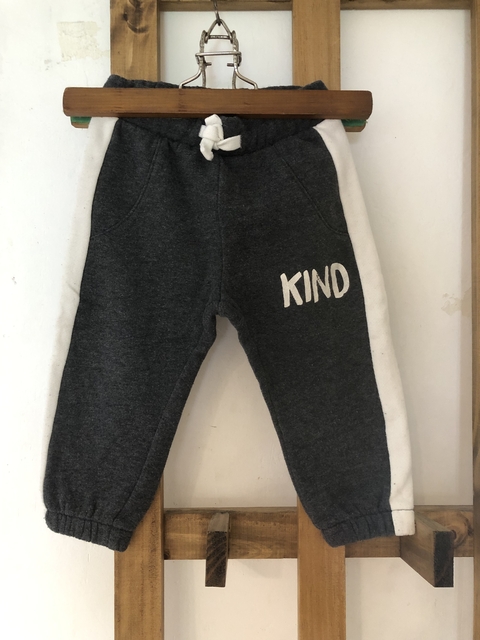 18M | Pantalón jogging gris con raya. “KIND”. YAMP for girls. 18 meses.