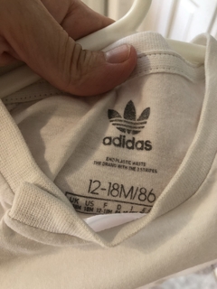 Set- Remera blanca con logo y short rosa. ADIDAS. 12 meses. en internet