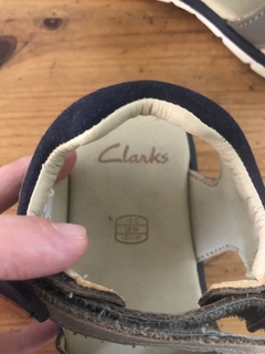 T28 | Sandalias de cuero grises con velcro. CLARKS. Talle 28. - Lo Canto • Moda Circular