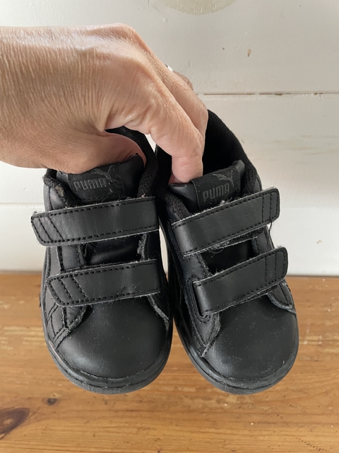 T22 | Zapas negras con abrojos. PUMA. Talle 22.