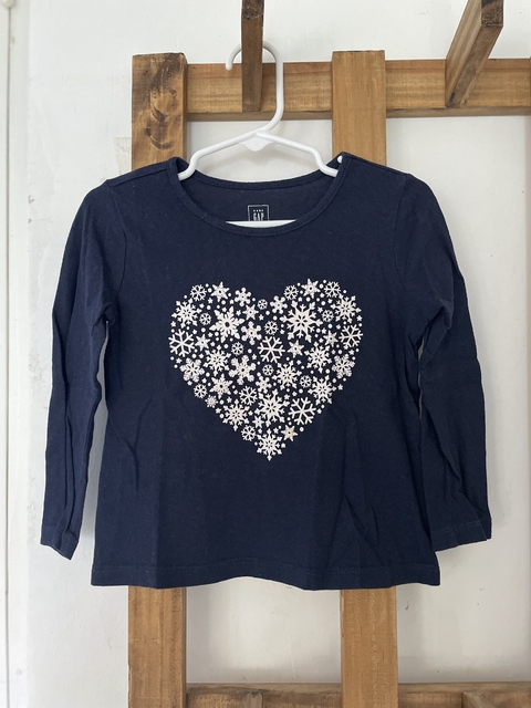 Remera azul ML con corazón. GAP. 2 años.