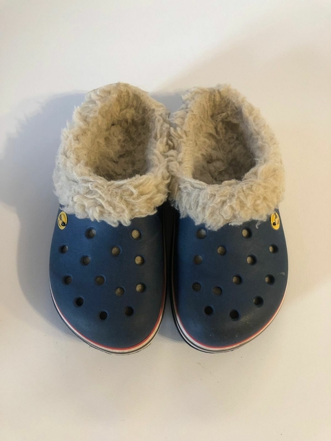 T25/26 | Calzado tipo croc con peluche. 25/26.
