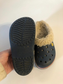 T25/26 | Calzado tipo croc con peluche. 25/26. en internet