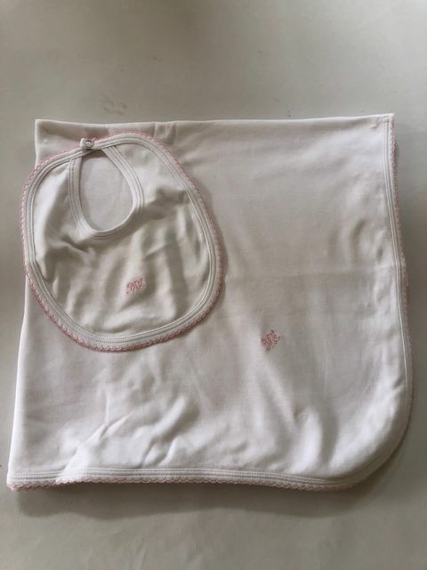 Manta recibidora y babero con detalle rosa. ME.