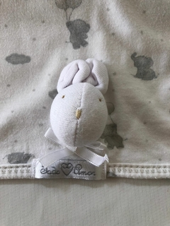 Manta recibidora blanca con elefantes grises. Todo Amor. TU. - comprar online