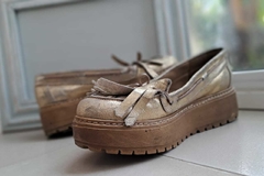 T39 | Mocasin gamuza dorada c/plataforma. TALLE 39 - comprar online