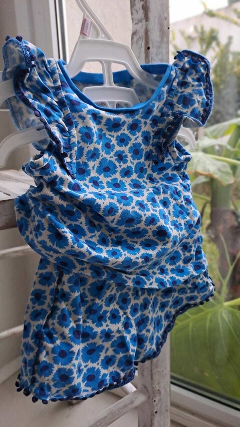 3/6M | OUTLET- Set: remera SM + short, algodón. "Flores azul y celestes" pasamanería en dorsos. NEXT. Talle 3a6 meses.