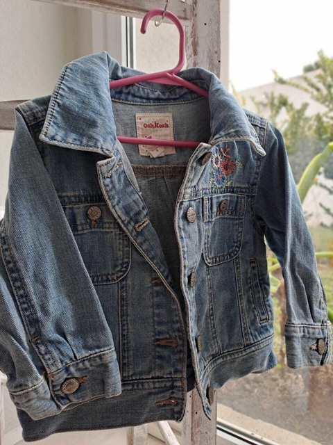 2A | OUTLET - Campera de jean celeste con flores bordadas - OSHKOSH - 2 años.