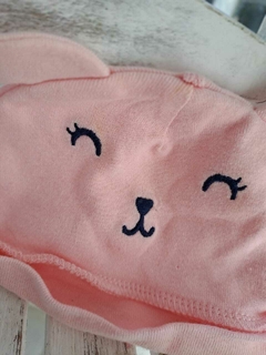 3M | Set: 2 gorritos, hilo blanco c moñitos rosas y algodón rosa c osito. BABY COTTONS/CARTERS - Talle U,3 meses en internet