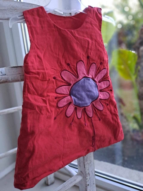 6M | Vestido de algodón SM rojo c aplique de flor bordada em azul y rosa - OWOKO - 6 meses.