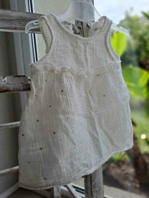 1/3M | Vestido s/m blanca c estrellas doradas seda pañalera - CHEEKY - Talle XS (1- 3 meses).