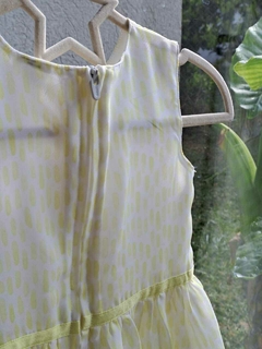 24M | Vestido fiesta SM forrado blanco con palitos amarillos, cierre atrás. Gasa- CARTERS - Talle 24 meses - Lo Canto • Moda Circular