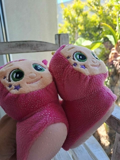 LUPE. NUEVA. Pantuflas c muñeco en punta, fucsia y blanco - CRY BABIES - Mide 16 cm. en internet