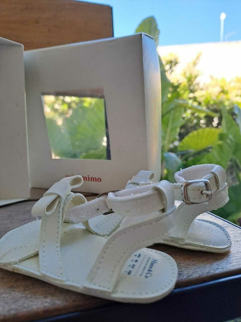 T18 | NUEVA - Sandalias de cuerina y goma blancas - mini MIMO - Talle 18