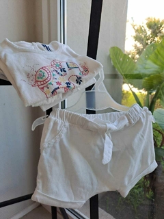 Imagen de Set X 4 . Tres remeras SM blancas c estampas elefante,flores, mariposa + short blanco - MIMO/CHEEKY - Talle 3 a 6 meses