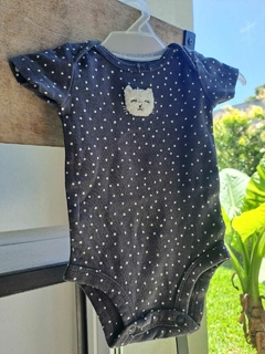 RN | Set: 2 bodys MC: gris c lunares blancos c aplique gatito plush + azul c niño - CARTERS + Maya - Talle NB - comprar online