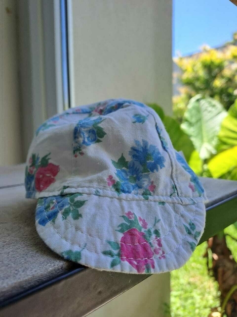 RN | Gorro blanco de tela forrado estampado de flores celestes y rosas, c visera - Talle: RN