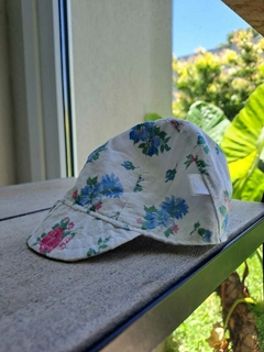 RN | Gorro blanco de tela forrado estampado de flores celestes y rosas, c visera - Talle: RN - comprar online