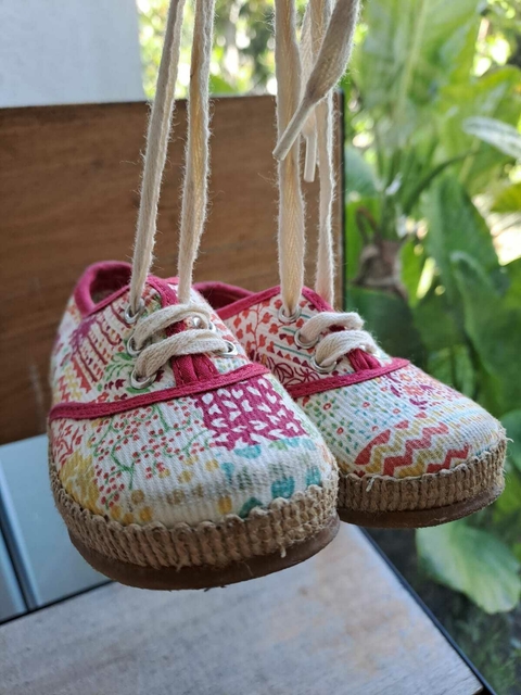 T19/20 | Zapatos de lona c estampa de guardas, suela c taco y cordones -DE LA PAZ - Talle 19/ 20.