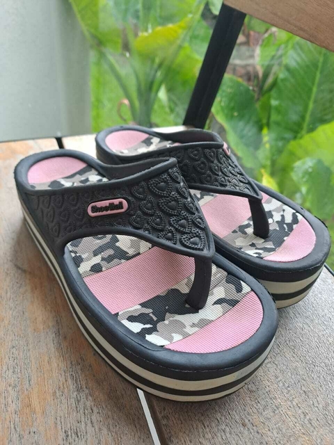 T34 | Ojotas de goma negra camuflada rosa y negro, plataforma - Talle 34