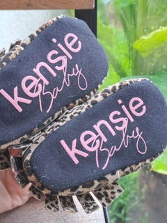 9/12M | Zapatos cerrados no caminante gamuza animal print c flecos, en marron y rosa-KENSIE Baby-Talle 9 a 12 meses - Lo Canto • Moda Circular