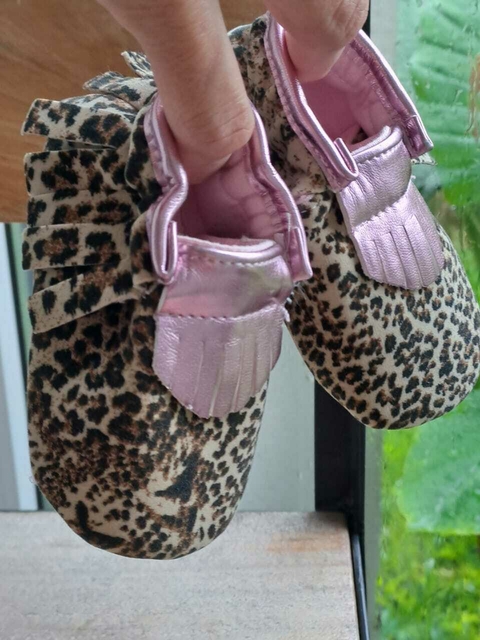 9/12M | Zapatos cerrados no caminante gamuza animal print c flecos, en marron y rosa-KENSIE Baby-Talle 9 a 12 meses