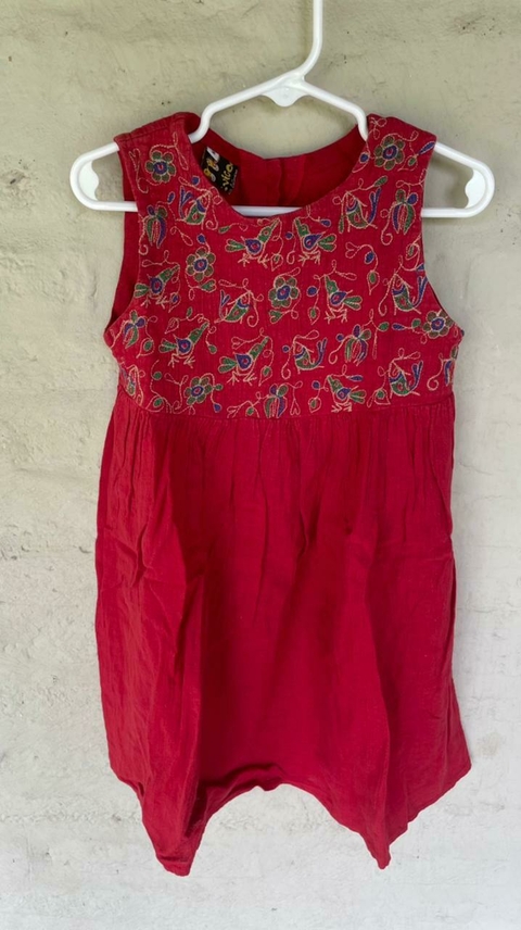 2A | Vestido rojo sin mangas con bordado en pechera. Talle 2 años.