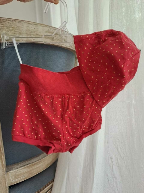 4/6M | Set: short rojo c corazoncitos dorados + gorro haciendo juego - H&M - Talle 4 a 6 meses