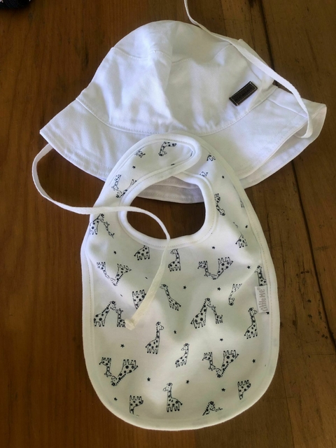 SET- Babero y gorrito blanco con tiras. 6/12 meses,