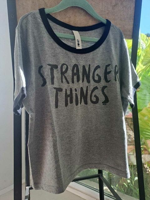 Remera MC gris c letras negras "Strangers Things" - I LOVE 47 - Talle 2 (40)