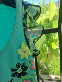 14A | Remera musculosa turquesa c letras negras y flores, aplique de volado - JUSTICE - Talle 14 años en internet