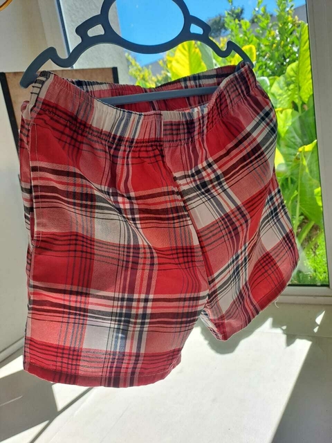 16A | Short a cuadros rojo blanco y azul - FEDERATION - Talle 16. Tiene 33 cm de cintura.