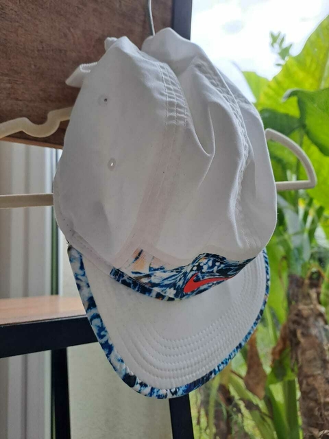 Gorro cup blanco c vivos tipo batik azul en visera y frente, pipa roja, broche atrás. Dri Fit-NIKE -