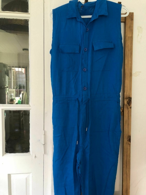 ALE- Outlet- Overol azul- BIG BIG. Talle L- Tiene un poquito descocido por una costura abajo del brazo.