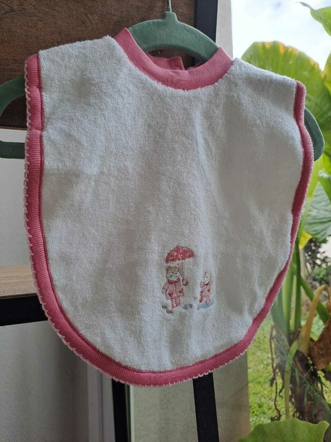 Babero de toalla bordes rosa c gatitos , plastico interno - BABY COTTONS -