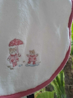 Babero de toalla bordes rosa c gatitos , plastico interno - BABY COTTONS - - Lo Canto • Moda Circular