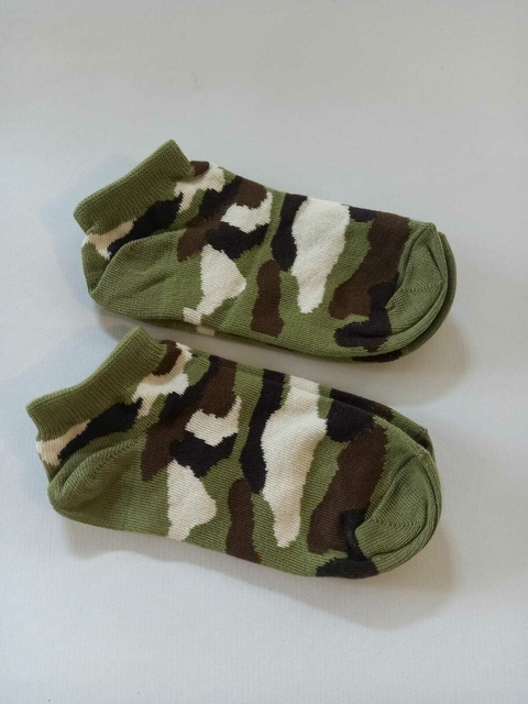 3/5A | NUEVAS- Dos pares de medias camufladas verdes. 3/4/5 años. De talón a punta mide 16 cm.