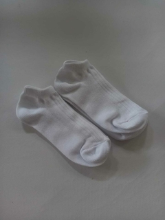 NUEVAS- Set de dos pares de medias blancas. Del 30 al 34. - comprar online