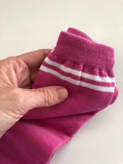 NUEVAS- Un par de medias rosa lila largas con rayitas blancas. I love 47. Talle 36 al 39. - comprar online